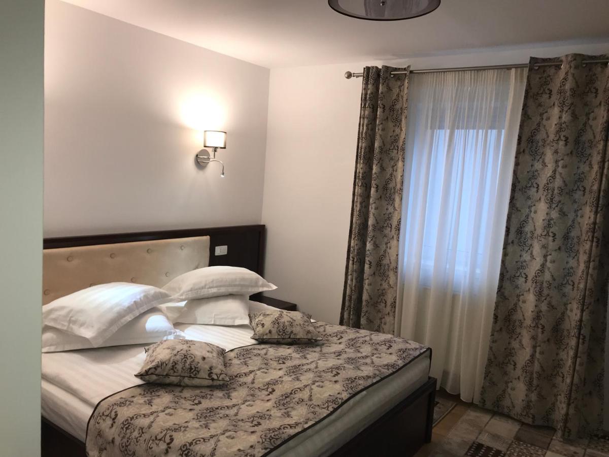 Casa Pino Hotel Brasov Bagian luar foto